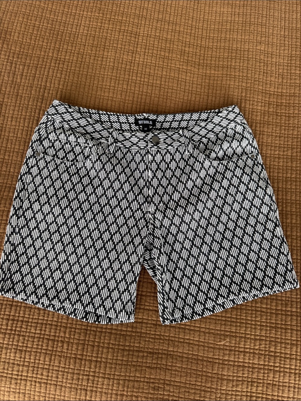 Stylish Black & White Patterned Men’s Shorts - ST33LE